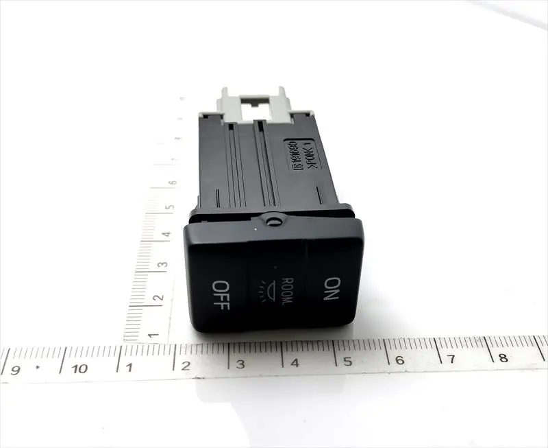 ルームランプスイッチｎｏ．１のみ 84170-26033 ハイエース用 トヨタ純正部品 M133m 1