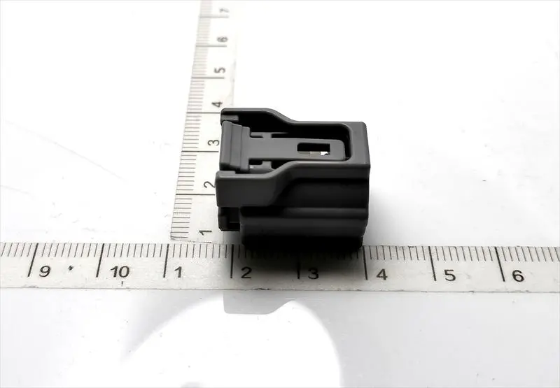 ハリアー用 コネクターのハウジングのみ 90980-12572 Dba-Zsu60w トヨタ純正部品 1