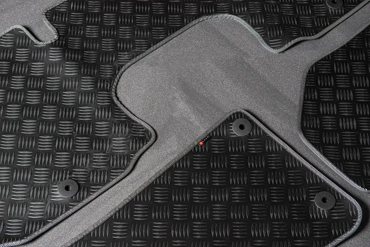 Jeep Wrangler Jl (2018 Onwards) Chequered Rubber Mats - 4 Door 2