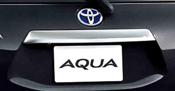 『アクア』 純正 Nhp10 バックドアガーニッシュ パーツ トヨタ純正部品 Aqua オプション アクセサリー 用品 1