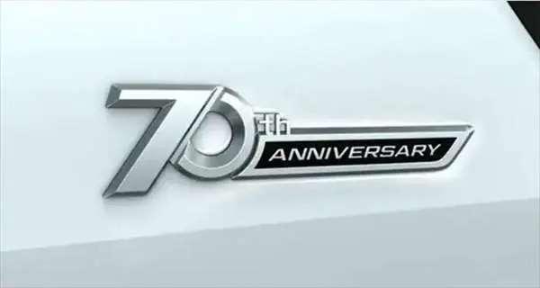『ランドクルーザー300』 純正 Fja300w Vja300w エンブレム（70周年） パーツ トヨタ純正部品 ドレスアップ ワンポイント オプション アクセサリー 用品 1